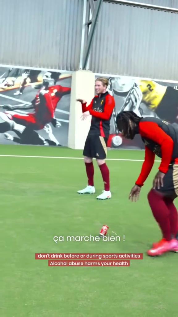 来自赞助商的任务！德布劳内的颠啤酒瓶挑战！